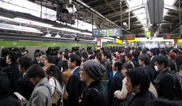 El metro de Tokio no funciona porque los japoneses sean más ordenados